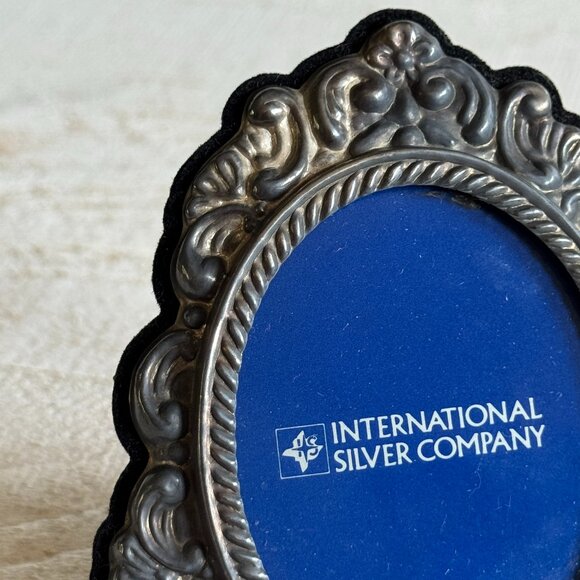 Vintage Ornate Silver Plated Oval Photo Frame with Stand - Picture 5 of 11